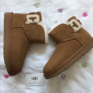 NIB. MINI BAILEY FLUFF BUCKLE UGG